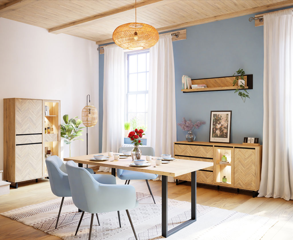 Decoración casa verano con muebles de comedor en tonos claros y sillas tapizadas azul pastel decoración casa verano