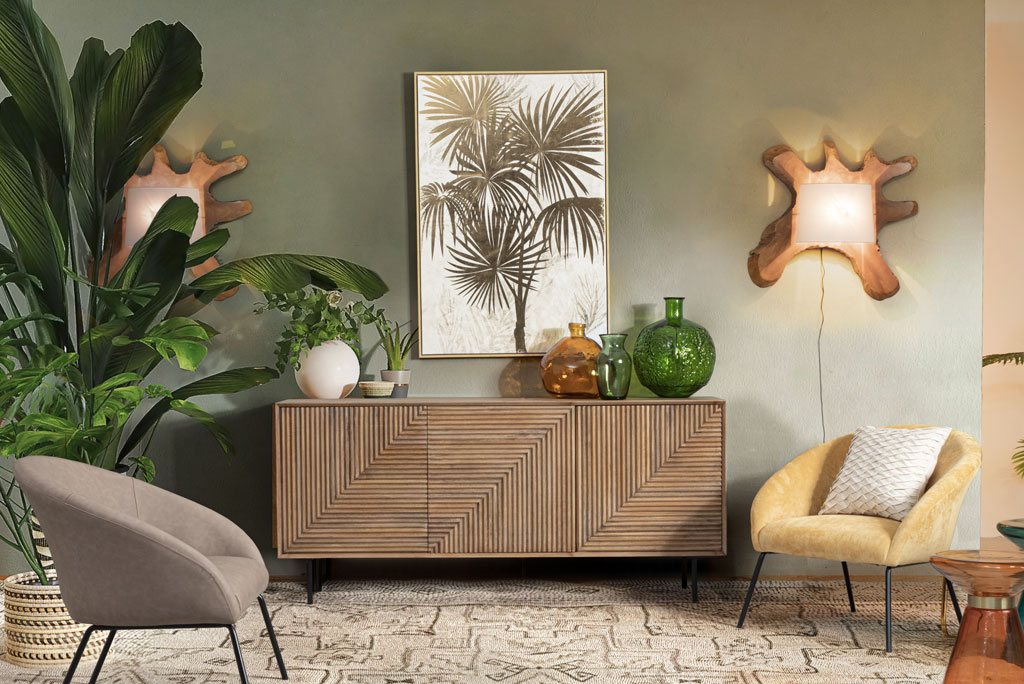 Ambiente tropical para decoración casa verano con aparador de madera y toques verdes decoración casa verano