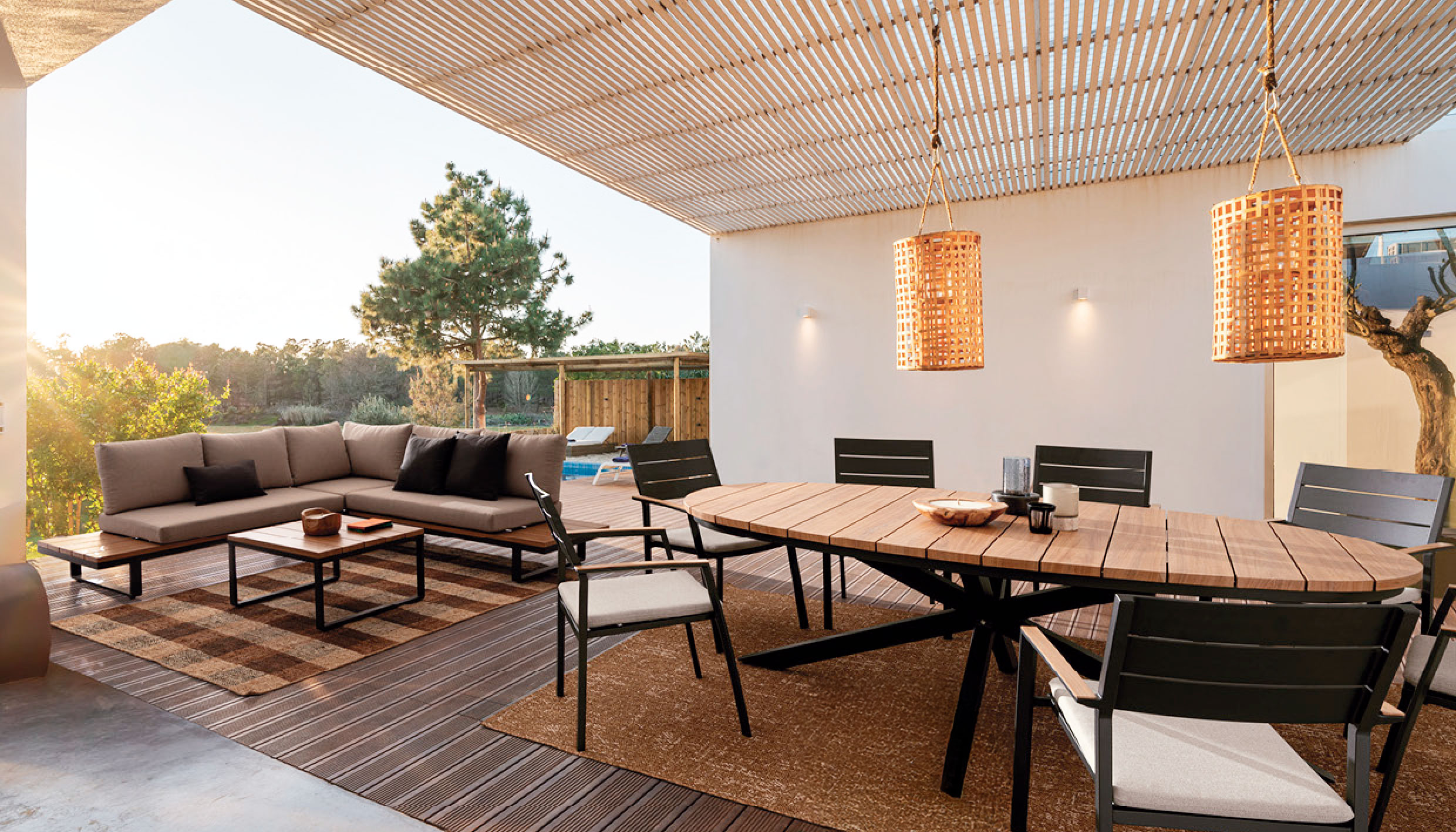 Zona exterior con comedor y sofá modular para disfrutar del verano con estilo Mubak decoración casa verano