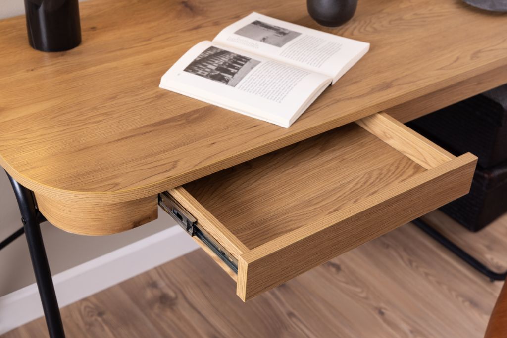 Detalle de escritorio de madera con cajón práctico estudio zona de estudio