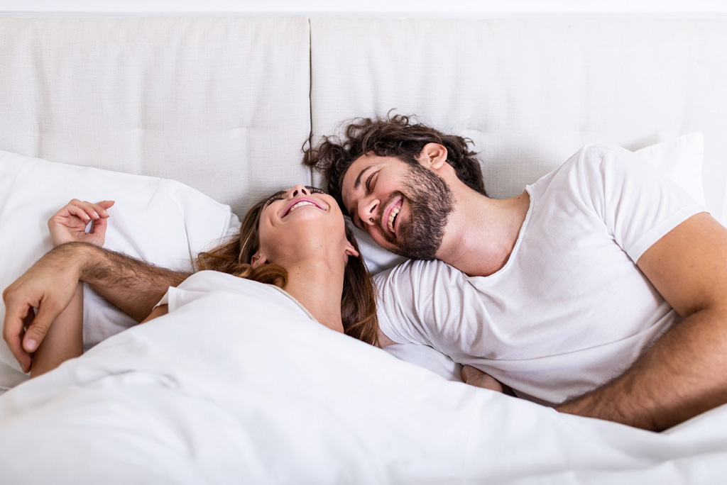 Pareja feliz descansando sobre un colchón cómodo Mubak colchón Mubak